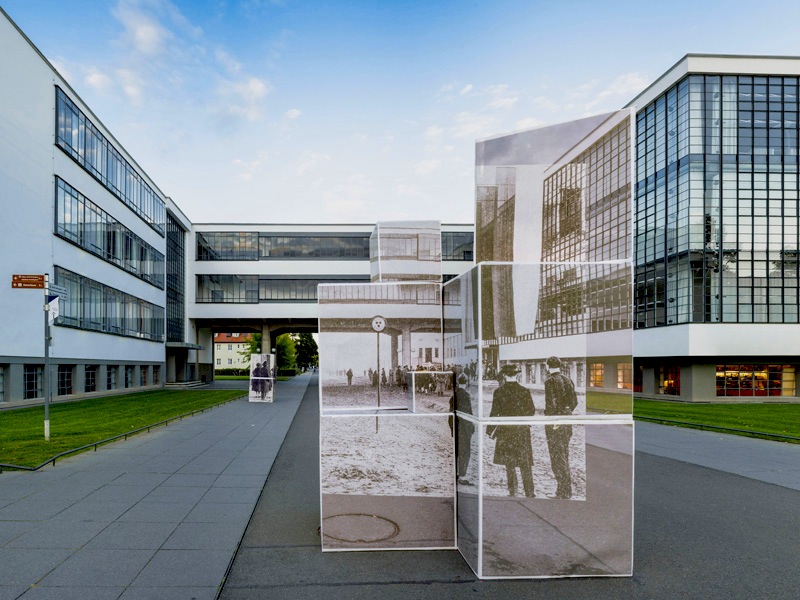 Georg Brückmann: Bauhaus Dessau 24, Tag der Eröffnung, 2017, Fine Art Print hinter Glas gerahmt, 105 x 140 cm

