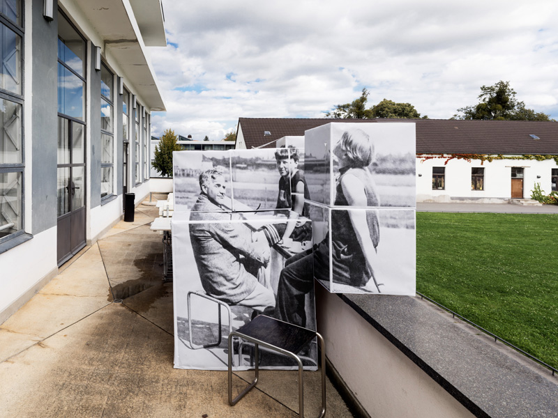 Georg Brückmann: 2017 Bauhaus Dessau 18, Hannes Meyer mit Studenten Mensaterrasse, Fine Art Print, 52 x 76 cm, Ed. 5 und 105 x 140 cm, Ed. 3

