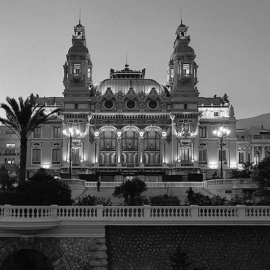 Das Theater von Monte Carlo. Im Januar 1887 hörte
Friedrich Nietzsche hier zum ersten Mal das Vorspiel zu Parzival von Richard Wagner.

Thomas Steinert
1990/99, Piezo-Pigment-Print, 40 x 40 cm, Ed. 7 

