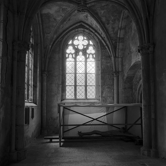 Die Seitenkapelle der Klosterkirche von Pforta. Im April 1863 verfasste
Friedrich Nietzsche ein Gedicht, worin das Kruzifix eine wichtige Rolle spielt.

Thomas Steinert
1990/99, Piezo-Pigment-Print, 40 x 40 cm, Ed. 7 

