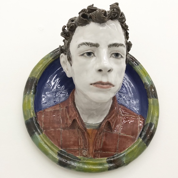 Rosi Steinbach: Karl, 2017, Keramik, glasiert, bemalt, 38 x 35 x 24 cm 

