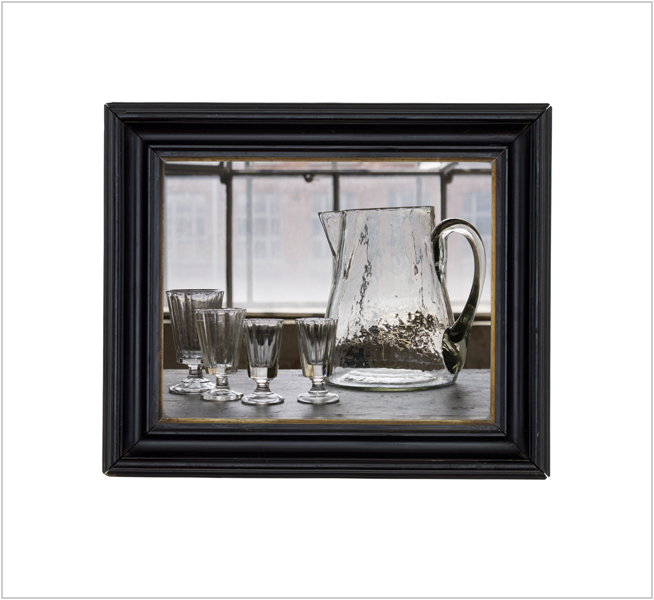Jill Luise Muessing: Glas vor Fenster, 2010, C-Print hinter Acryl, 65,4 x 71,3 cm, Auflage 3 + 2

