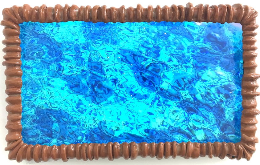 Rosi Steinbach: Water, 2019, Keramik, Monitor, Slide Loop 9’ 8’’, 63 x 103 x 15 cm 

