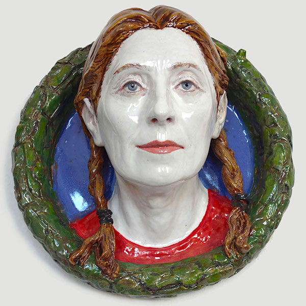 Rosi Steinbach: Selbst, 2019, Keramik, glasiert, bemalt, 38 x 36 x 19 cm

