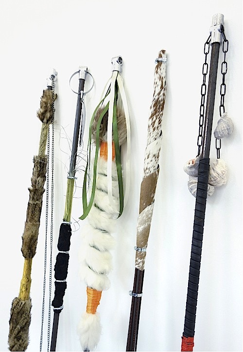 Klara Meinhardt: Thyrsos I - V, 2017, metal, rubber, fabric, fur, shells,
198 - 204 cm lang /Detail


