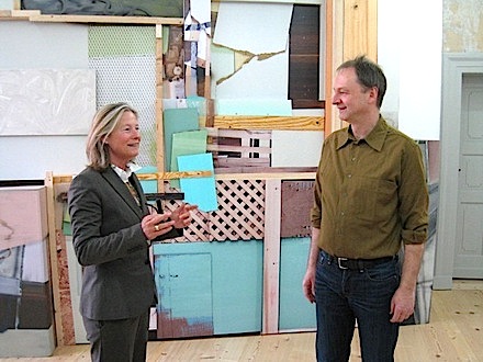 Wolfgang Ellenrieder before his installation â€ºBidonvilleâ€¹ in conversation with
Prof. Dr. Susanne Pfleger [Director of the StÃ¤dtische Galerie Wolfsburg]