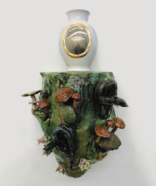 Rosi Steinbach 
WaldstuÌˆck 3 [Pilze], 2017, Keramik, glasiert, bemalt, Gold und Platin, 58 x 37 x 24 cm
