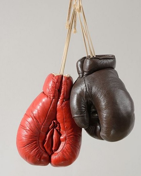 Birgit Dieker: he she hit, 2017, Boxing gloves, Suspension: stainless steel chain, carabiner, 57 x 38 x 24 cm
/Photo: JÃ¼rgen Baumann

